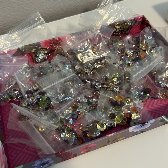 50 ct parcels of mixed gemstones. Each bag will have a *minimum* of 50 carets. - Picture 3 of 3